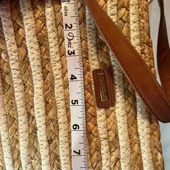 Sun n sand straw woven crossbody with leather straps - Picture 10 of 10